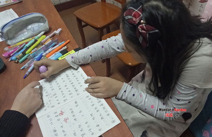 学中文练书法 新加坡小朋友在上海汉语学校（图）1.jpg