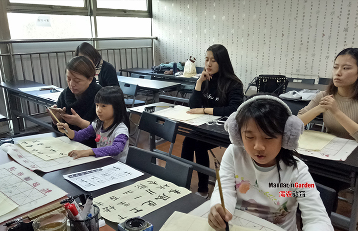 学中文练书法 新加坡小朋友在上海汉语学校（图）4.jpg