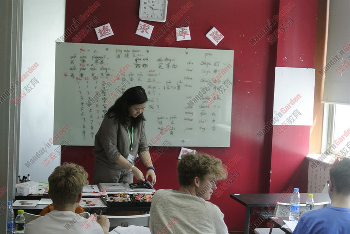 官网 爱沙尼亚学生通过汉语学习网选择适合自己的课程.jpg