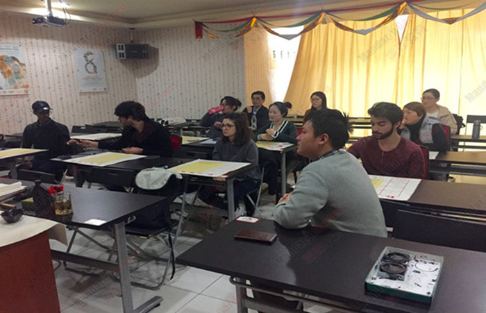 官网 哥伦比亚学生找中文家教 根据学习需求挑选老师.jpg