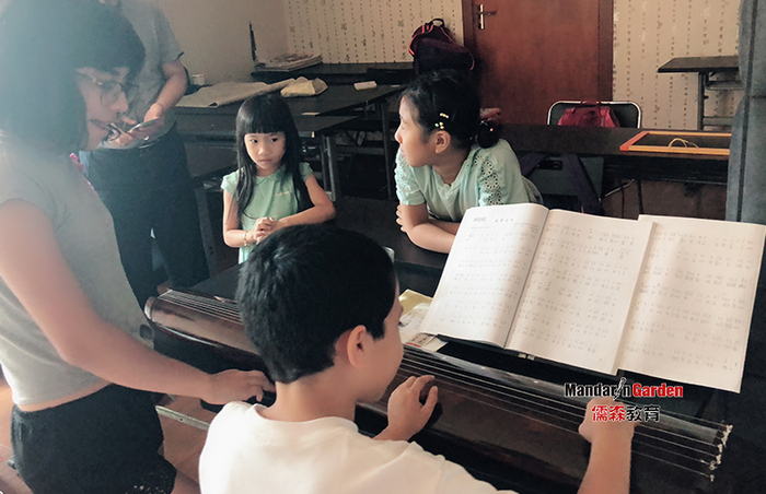 上海对外中文培训学校让老外在娱乐中学有所成.jpg