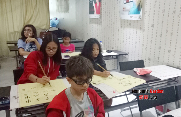 暑期老外怎么过 上海中文补习班很热闹.jpg