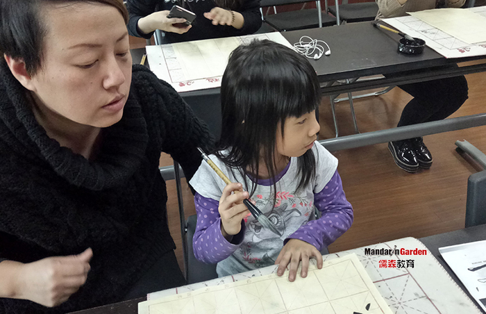 学中文练书法 新加坡小朋友在上海汉语学校（图）2.jpg