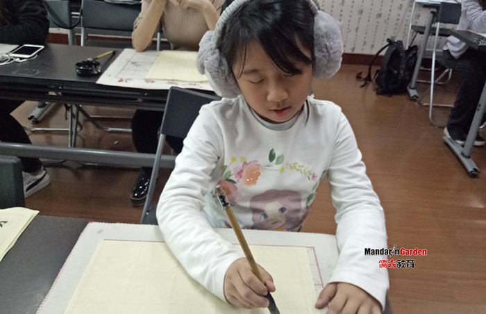 学中文练书法 新加坡小朋友在上海汉语学校（图）3.jpg